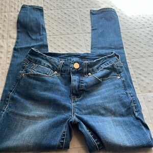 Blue skinny jeans, no rips